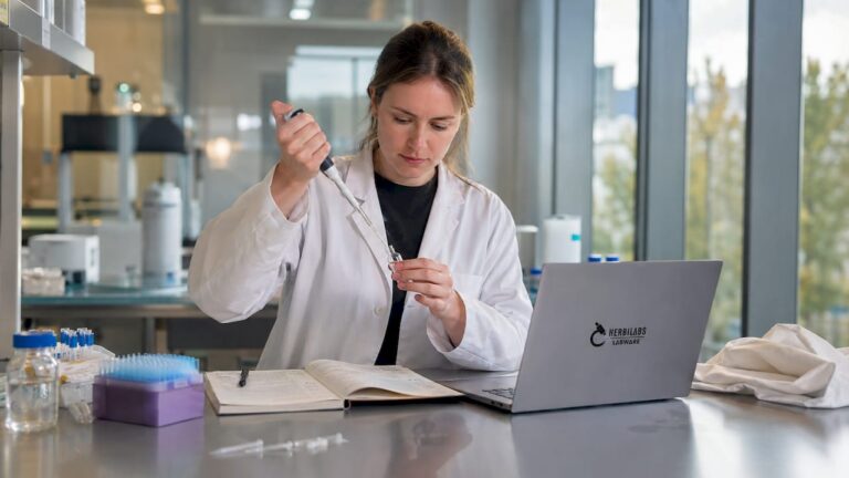 Eine Wissenschaftlerin stellt im Labor ein Peptid wieder her.