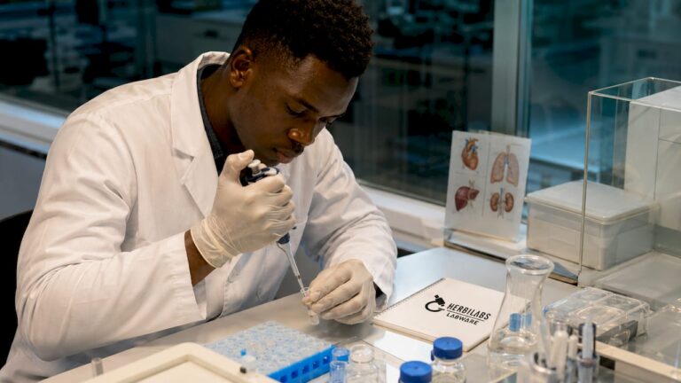 Un technicien réalise des manipulations en conditions stériles au sein du laboratoire.
