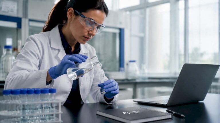 Un científico prepara una solución de alcohol bencílico en el laboratorio.