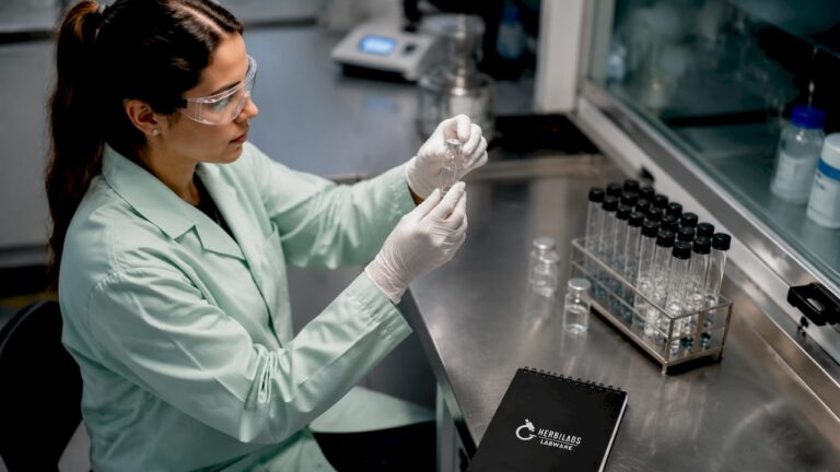 Especialista manipulando un vial estéril en el laboratorio